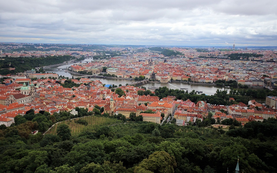 Vy från Petrin Tower mot Karlsbron.