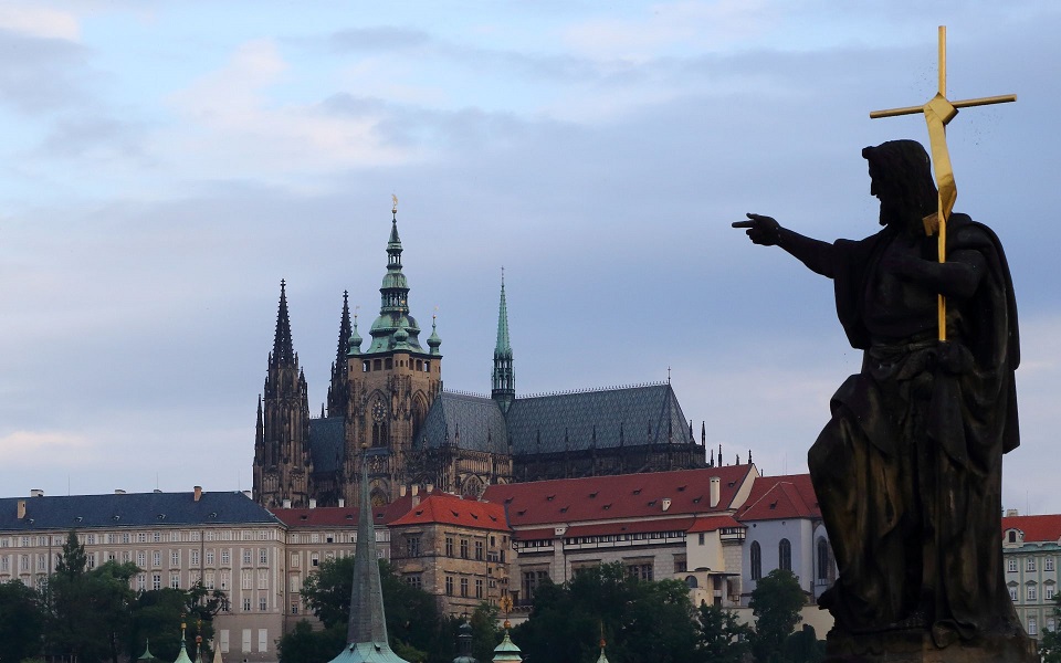 Från Karlsbron mot domkyrkan (St. Vitus Cathedral).