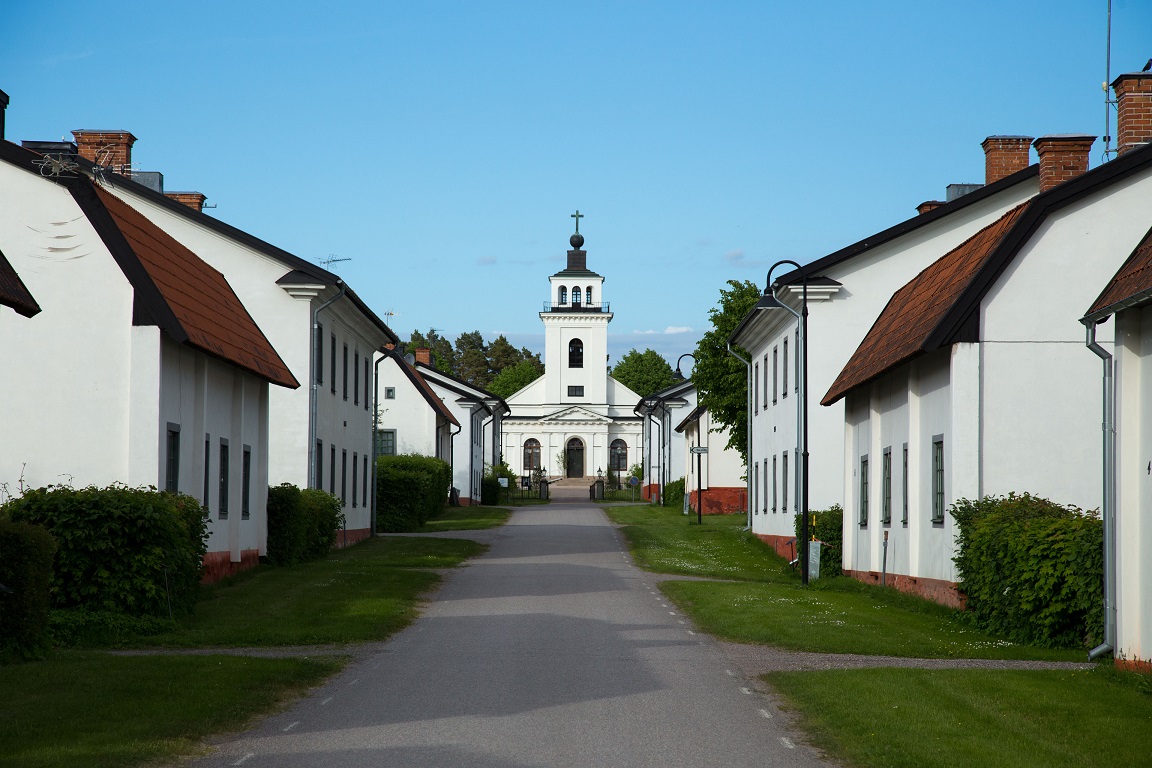 Forsmarks kyrka med brukskåkar