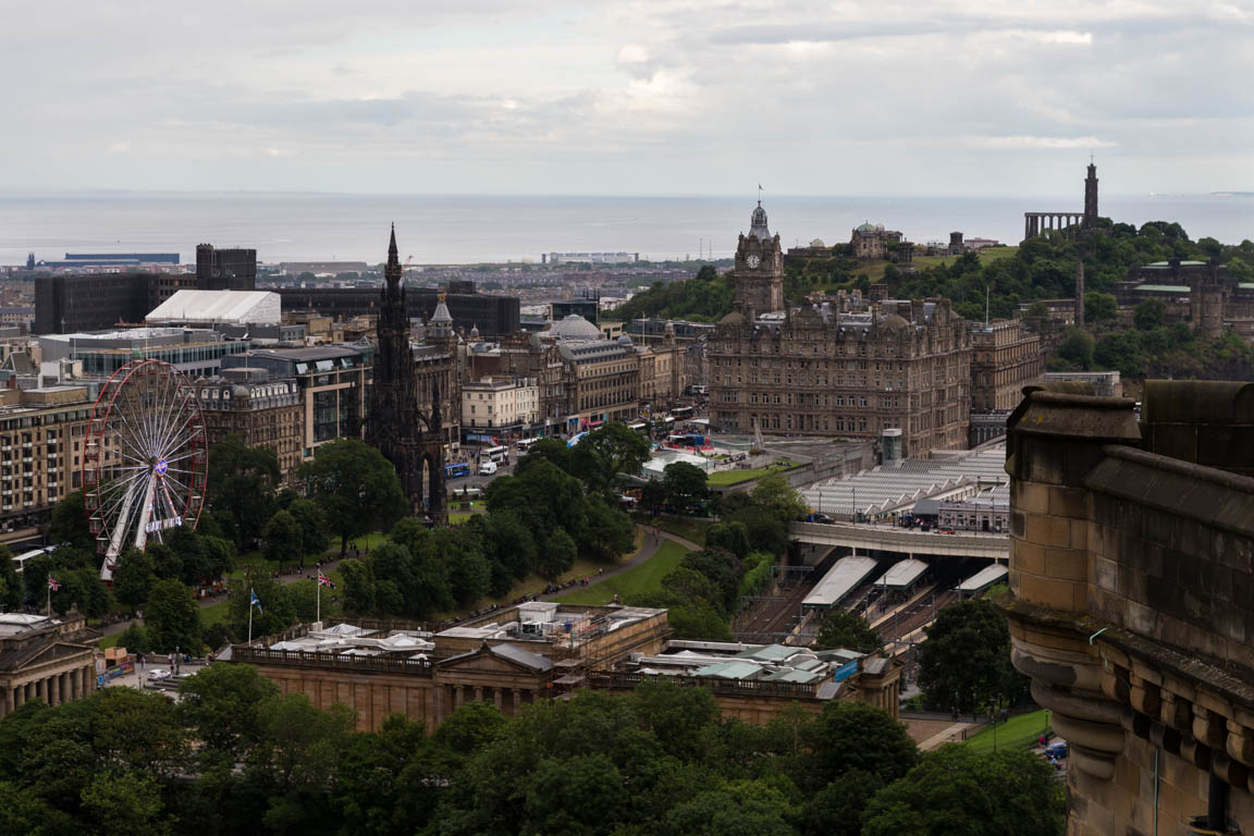 Vy från slottet mot Scott monument och Calton Hill