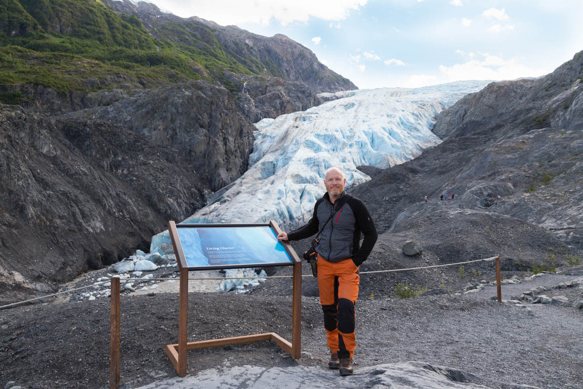 Hasse poserar vid Exit Glacier