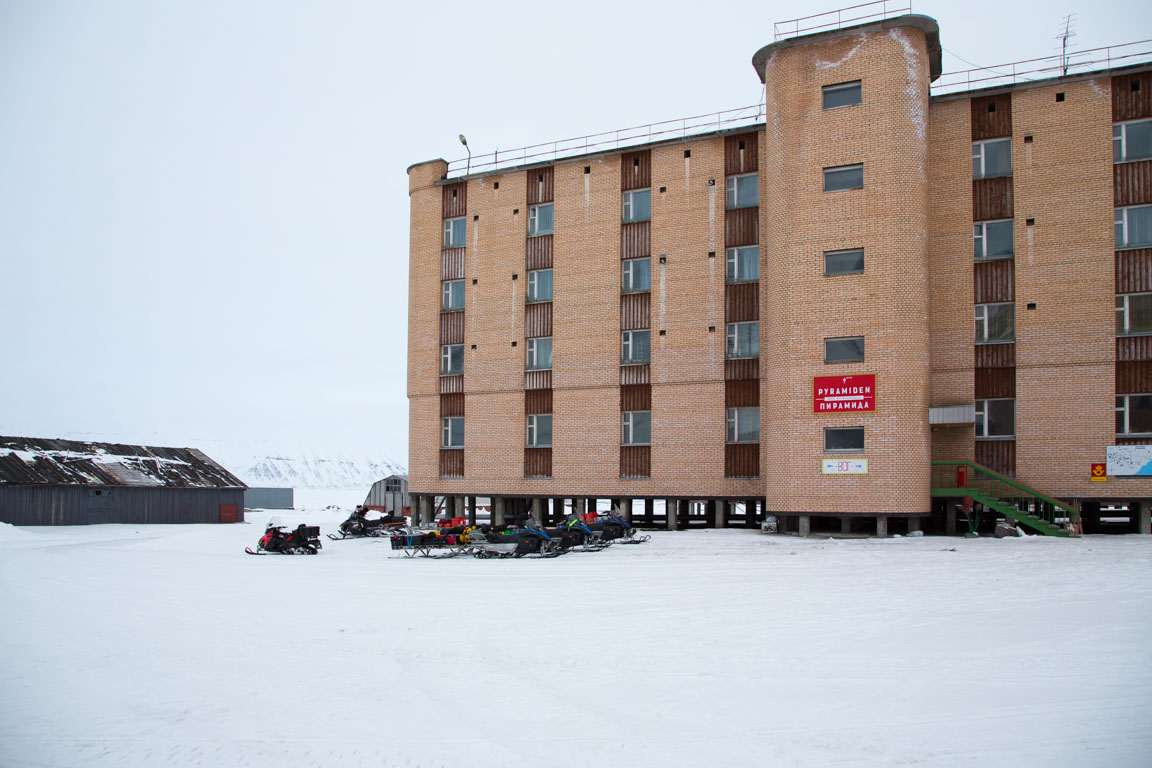 Hotellbyggnaden med bar