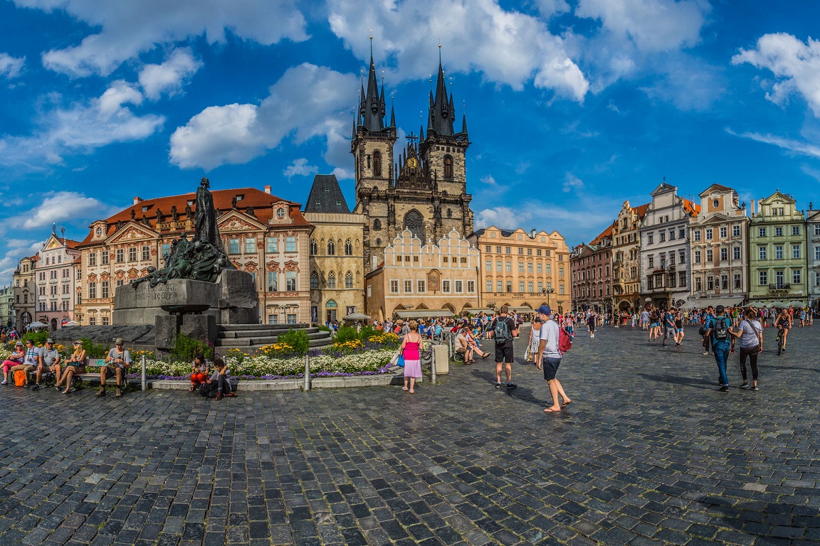 Jan Hus monument med Church of Our Lady before Týn i bakgrunden