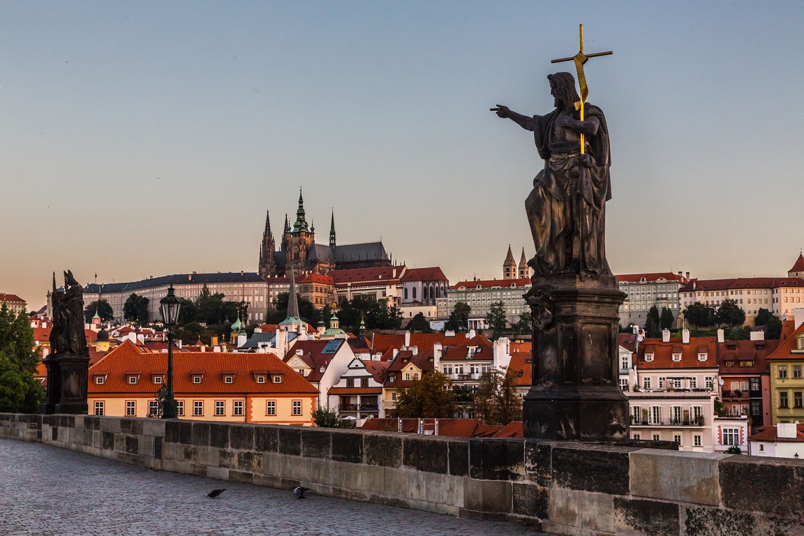 Karlsbron med St. Vitus Katedral i bakgrunden