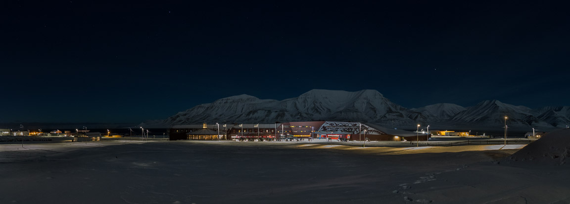 Panorama över Svalbard Universitet, Adventtoppen och Hiorthfjellet