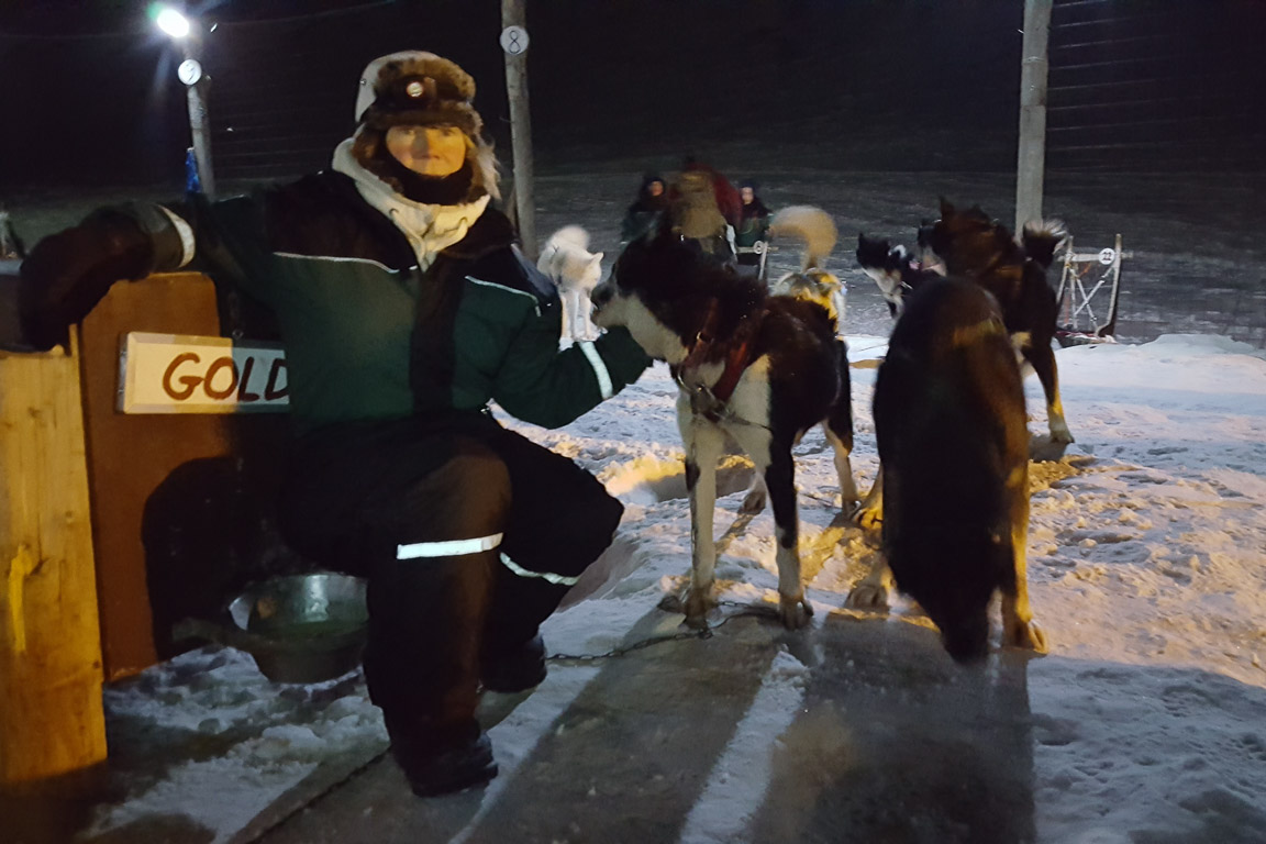 Tillbaka i hundgården och tack till hundarna