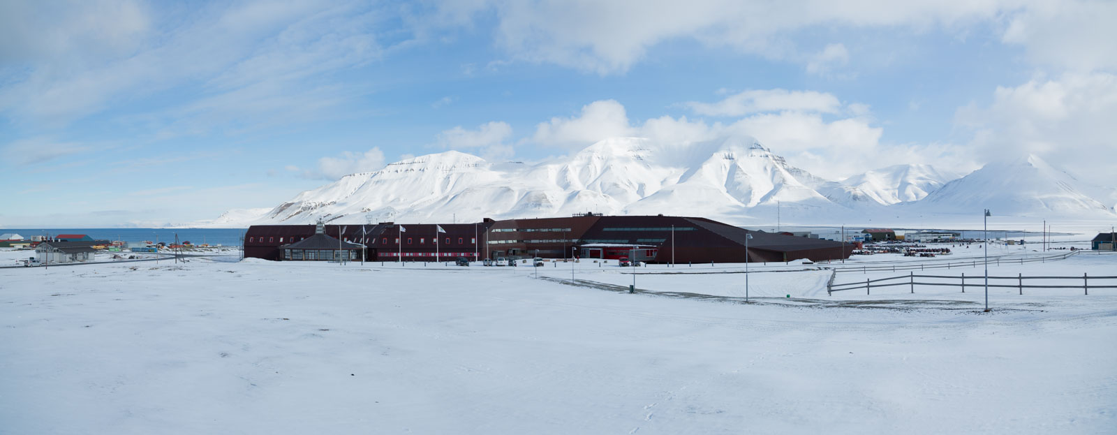 Panorama över UNIS och Adventsfjorden