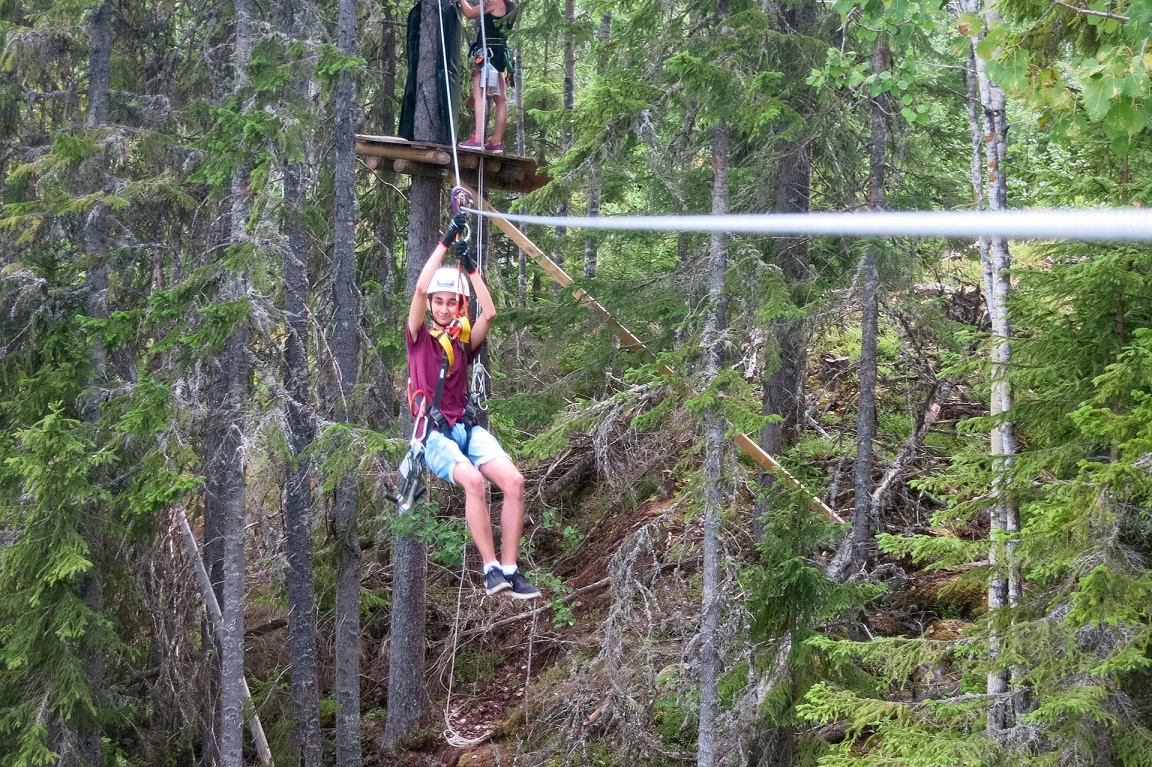 Alexander glider fram på Hälsingevyn