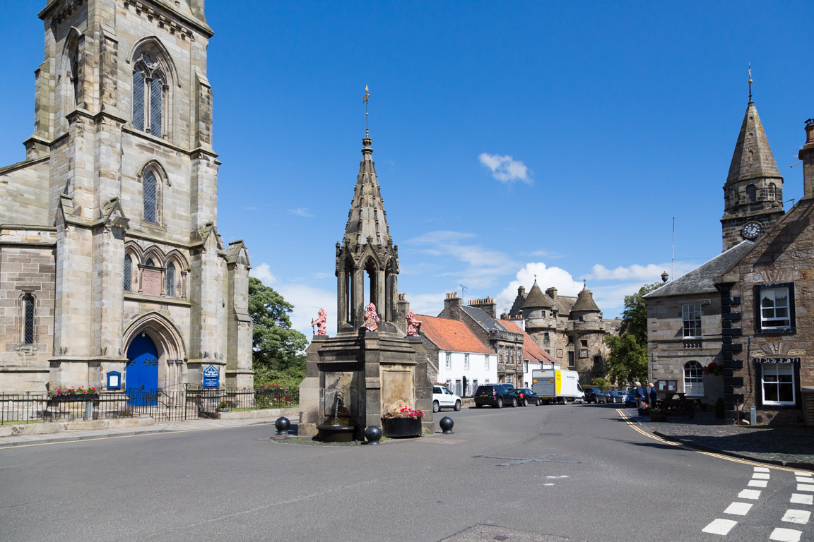 Parish church, Bruce fountain and Falkland palace i Falkland