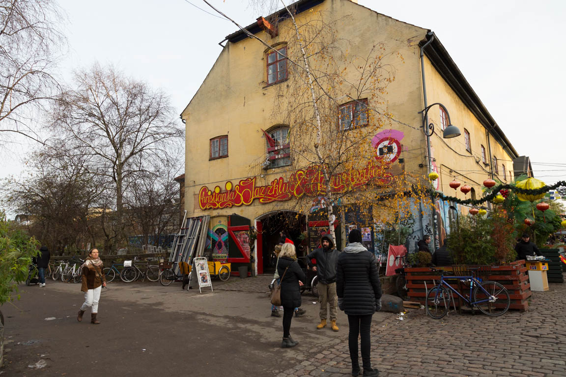 Jazzklubb och barnteater (vilken combo)