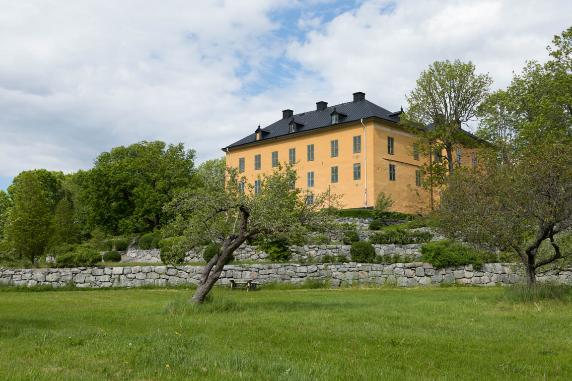 Slottet från tidigare trädgården