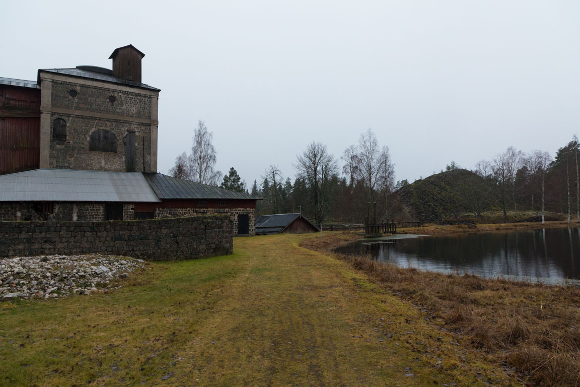 Masugn med slagghög i bakgrunden