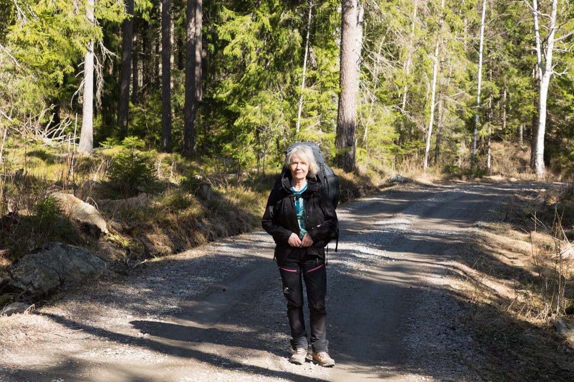 Vandring på grusväg